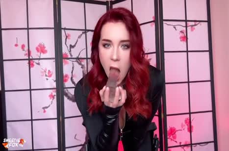 Рыженькая деваха завела бойфренда костюмом Черной вдовы 1