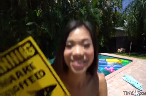 Приласкал девочку в бассейне и повел ее шпилиться 1