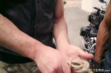 Неформалки в сексуальных нарядах позабавились с самцом