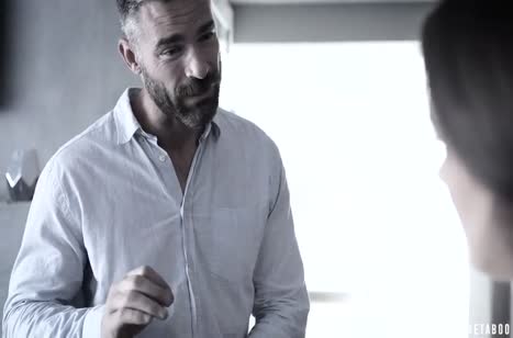 Бедная брюнетка изнывает от большого елдака в дырке 1