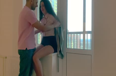 Парень раскрутил соседку перепихнуться на лестнице