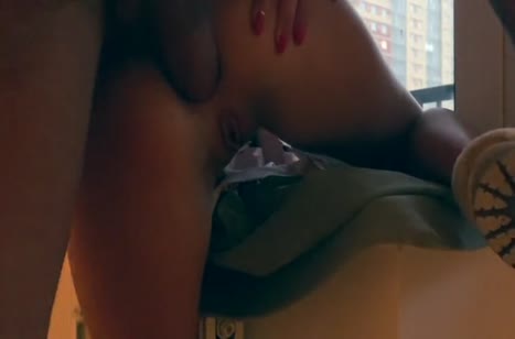 Парень раскрутил соседку перепихнуться на лестнице 4