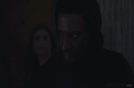 Горячая мамочка устроила с негром ночное порево 1