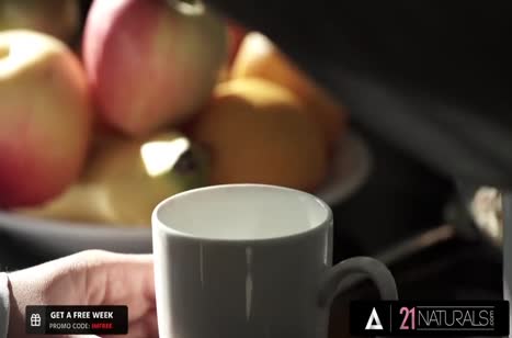 Симпатичную блондинку страстно натягивают на кукан 1