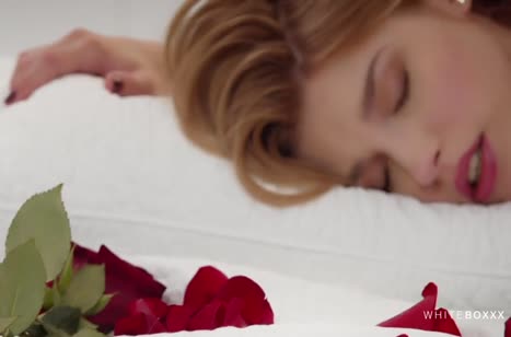 Чел завел девушку секс игрушкой и нежно засадил ей член 6