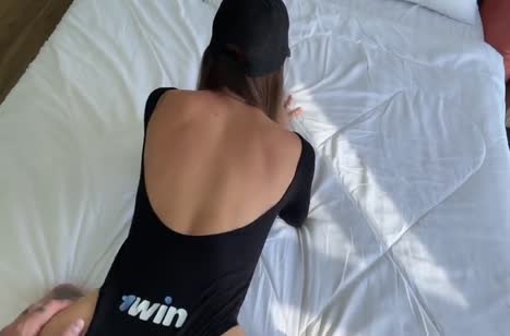 Чикса в обтягивающем наряде быстро взяла хер за щеку 5