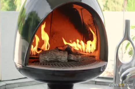 Чика с потрясной фигурой обожает большие пенисы 1